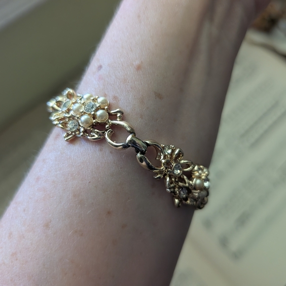 Vintage 50s Goldtone Floral Bracelet With Gemstones And Faux Pearls - Picture 12 of 13